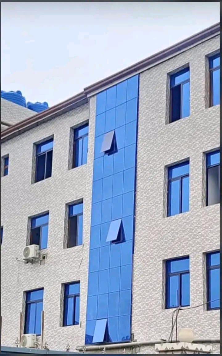 Édifice à façade vitrée bleue